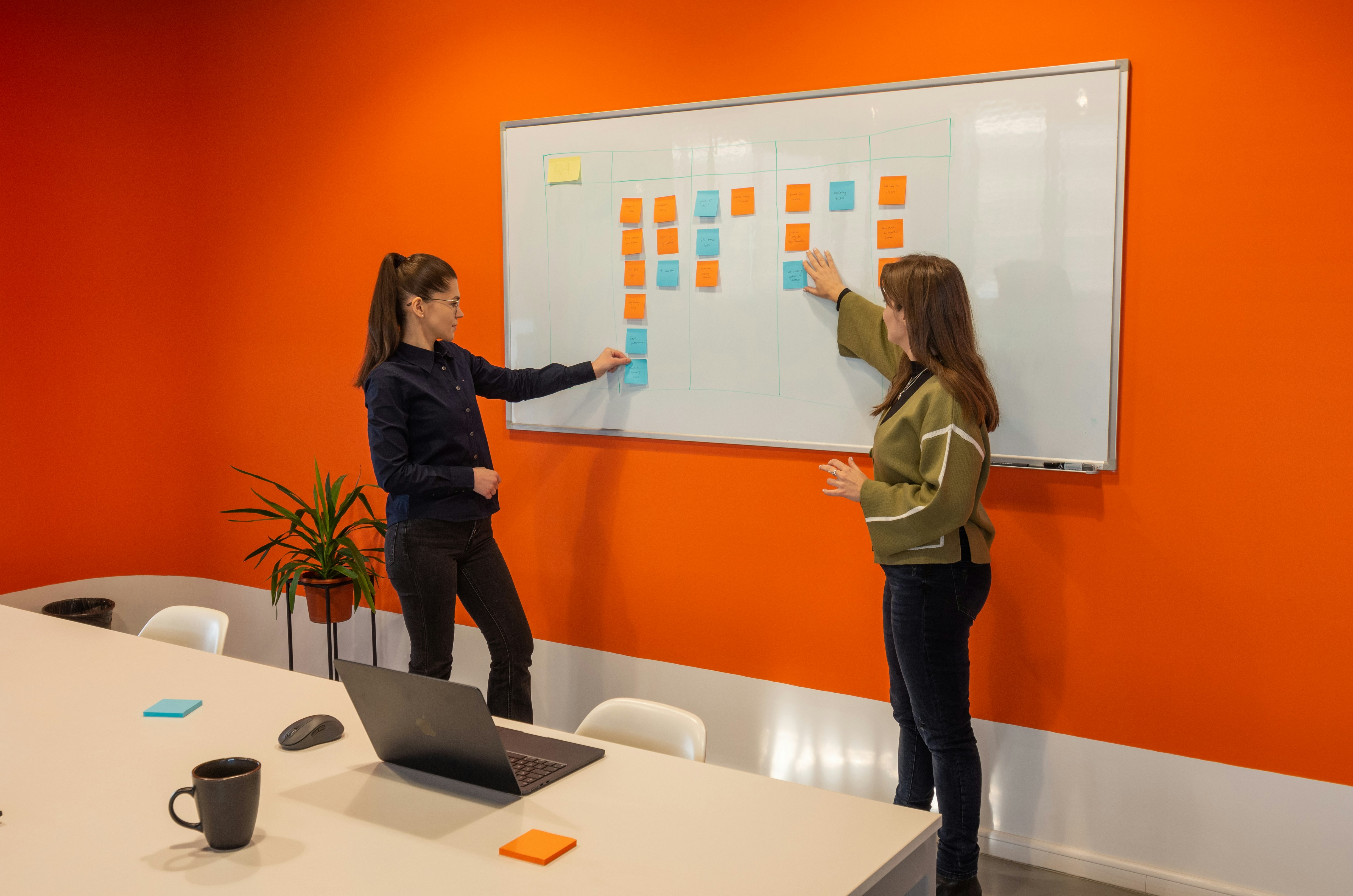 Equipe priorizando o primeiro módulo de um sistema sob medida