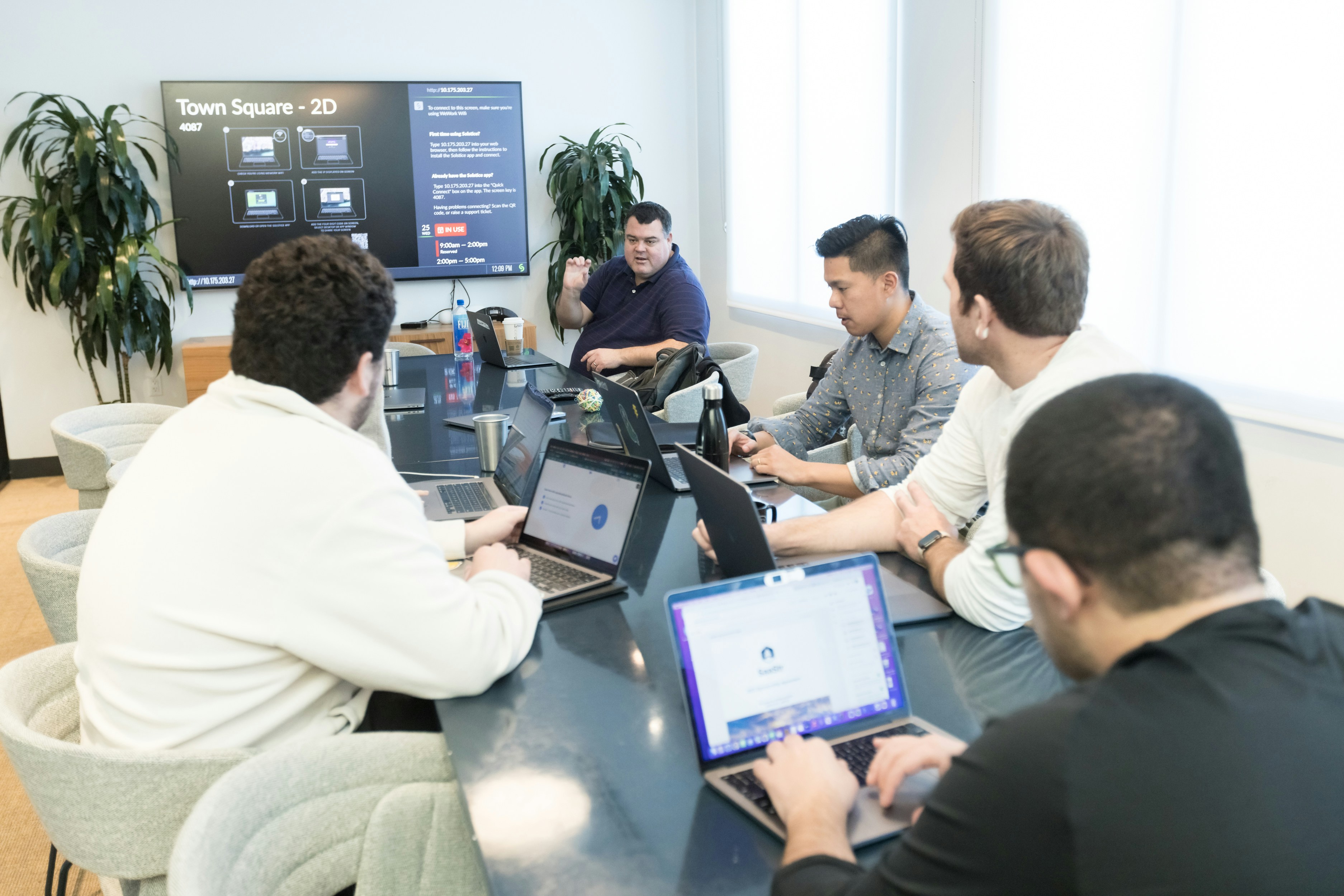 Equipe usando ferramentas de IA para apoiar a produtividade operacional